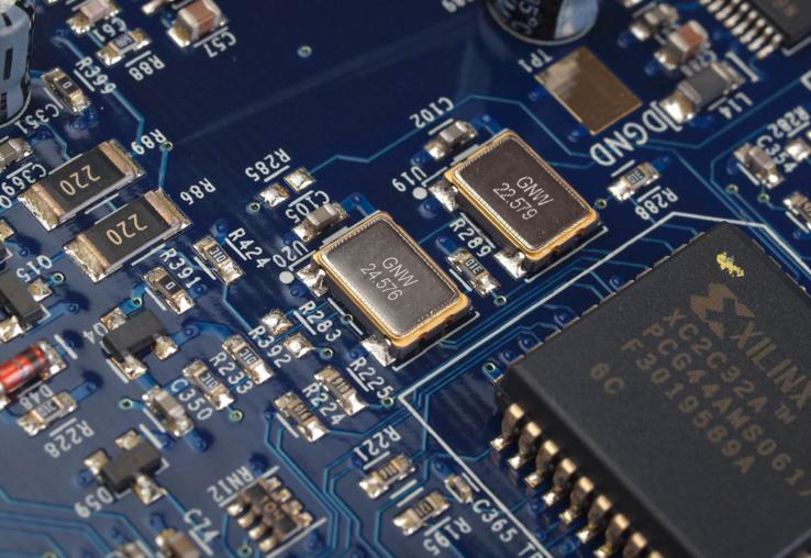 晶振为何要尽可能靠近IC管脚？